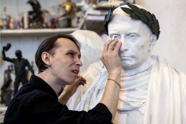 Pavel Greshnikov, bust, Putin