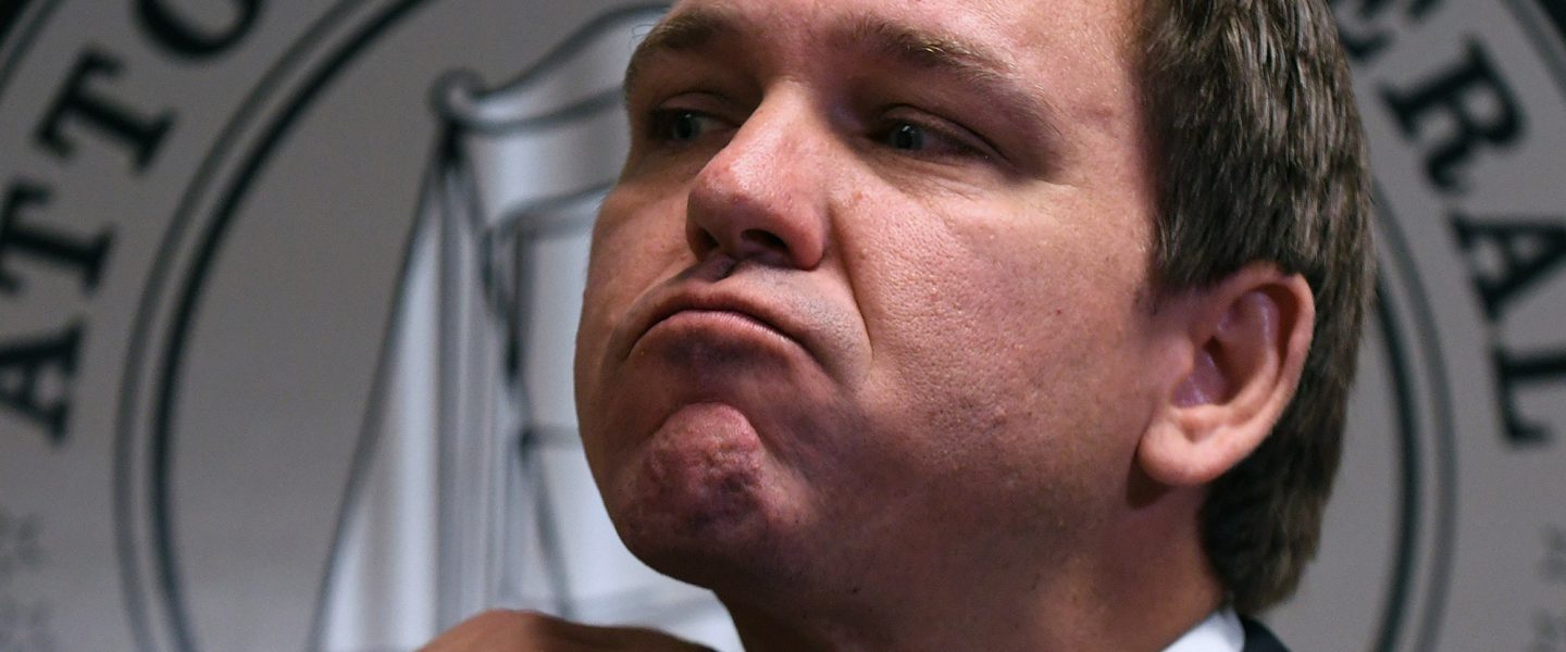 Ron DeSantis, illegal aliens