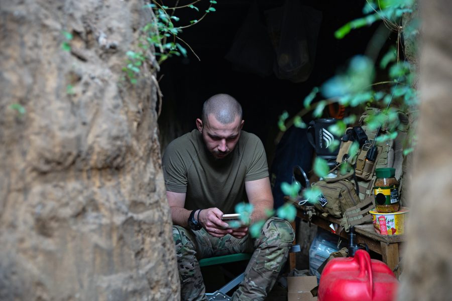 Ukraine, Metro, Receives Phone Call
